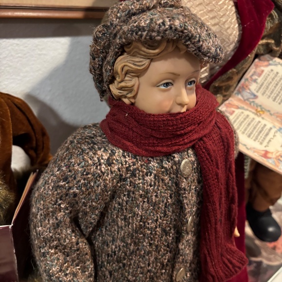 Carolers figurines 4 Christmas real clothing resin. The tallest 28”& 20” Rare - Picture 8 of 16